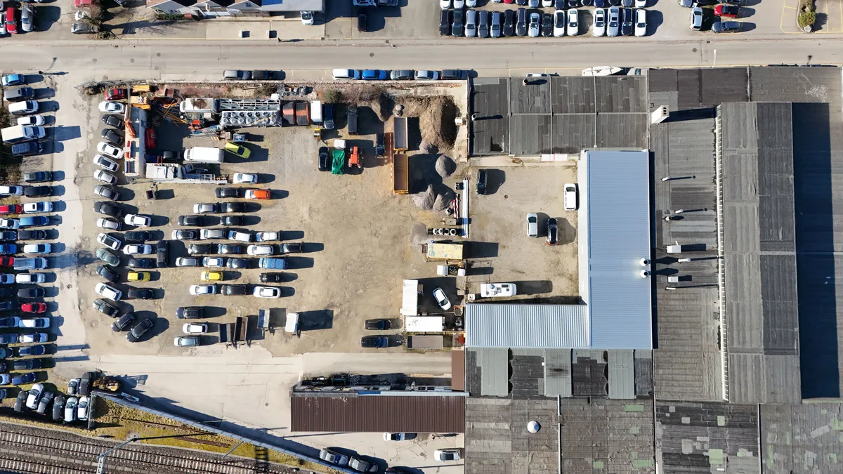 Heute stehen auf dem ehemaligen Gelände zahlreiche Autos. Drohnenaufnahme des ehemaligen Areals der Bührer Traktorenfabrik AG.